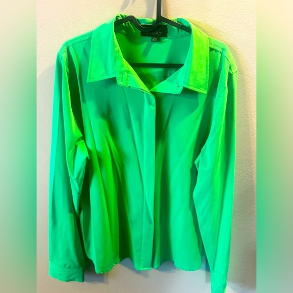 Get ready for St. Patrick’s Day w/ this amazing vibrant top. Luck of the Irish. - Picture 1 of 4